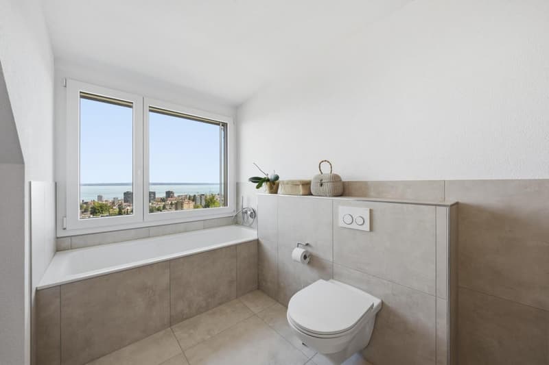 Badewanne und WC mit Aussicht