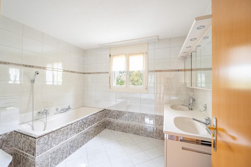 Grosses Badezimmer