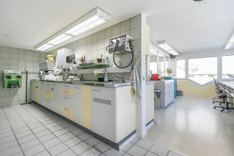 Propriété commerciale avec appartement studio (5)