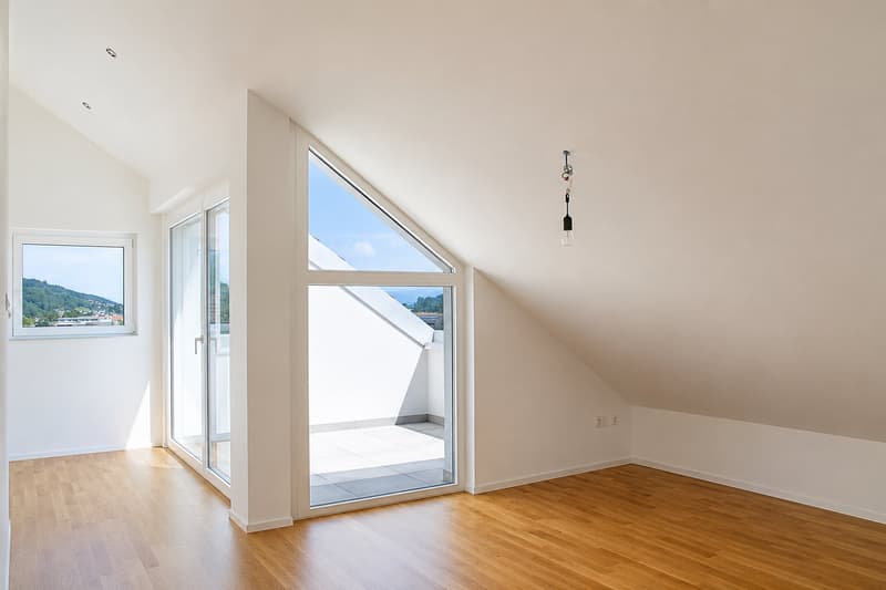 Moderne 2.5-Zimmer-Dachwohnung mit Weitsicht (3)