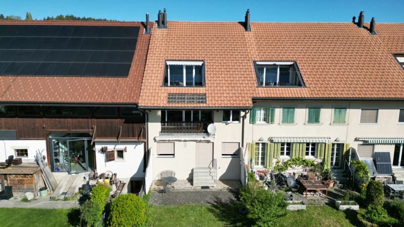 Ein Rückzugsort mit Charme und umwerfender Panoramasicht: 3.5-Zimmer-Dachwohnung in Vallamand (8)