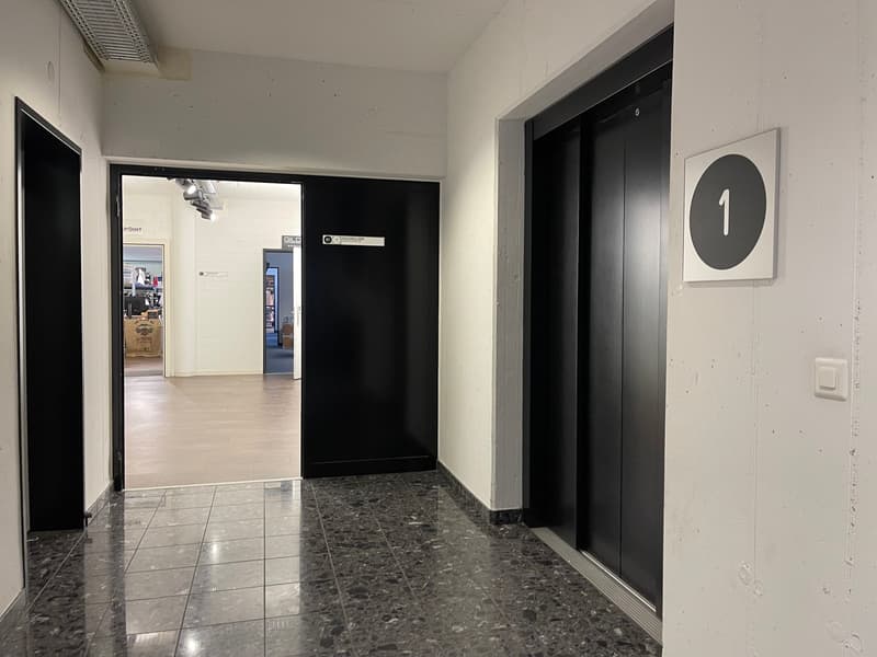 Modernes Büro im 1. Obergeschoss in Cham (1)