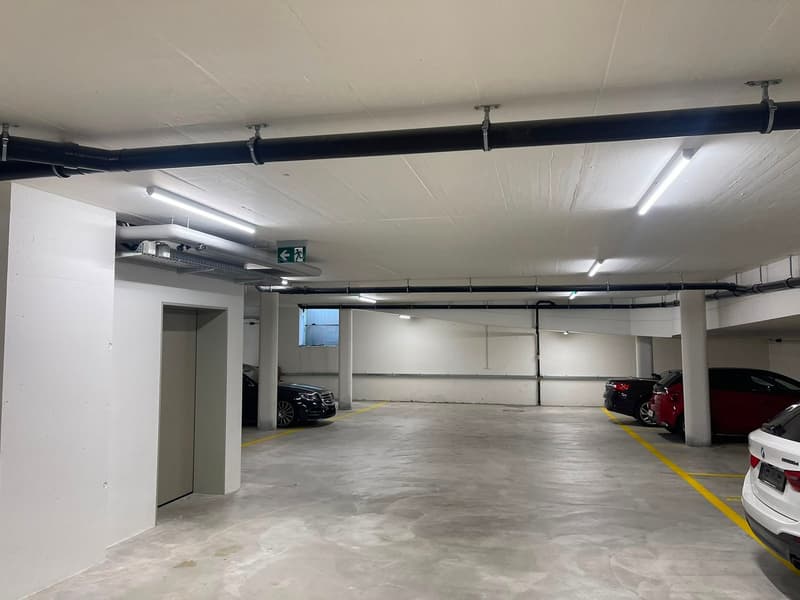 Einstellhallenplatz / Garagenplatz zu vermieten – sicher & zentral gelegen (2)