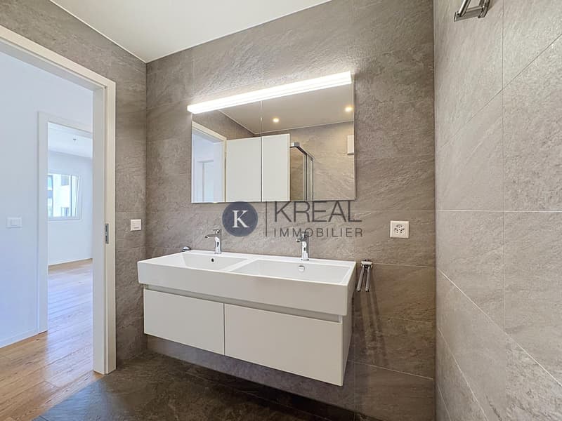 Cadre de vie privilégié : 4,5 pièces moderne avec balcon et vue exceptionnelle sur le lac (11)