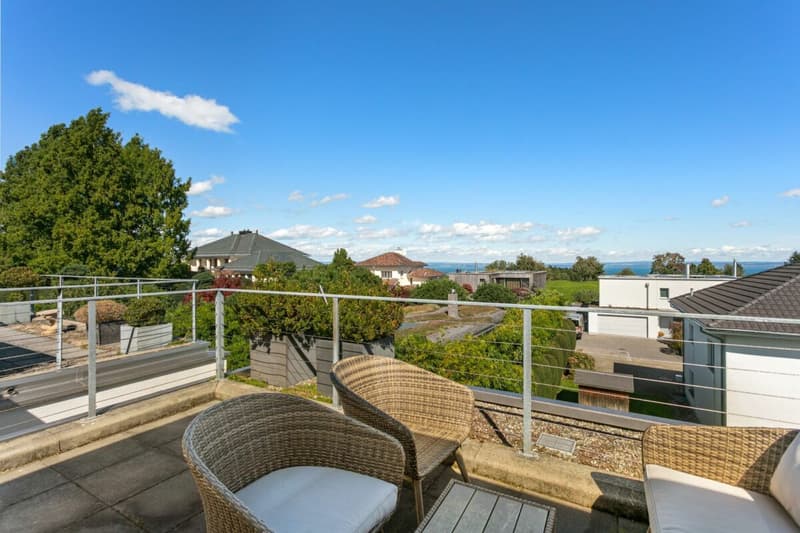 Abitazione familiare moderna con vista sul lago e giardino (28)