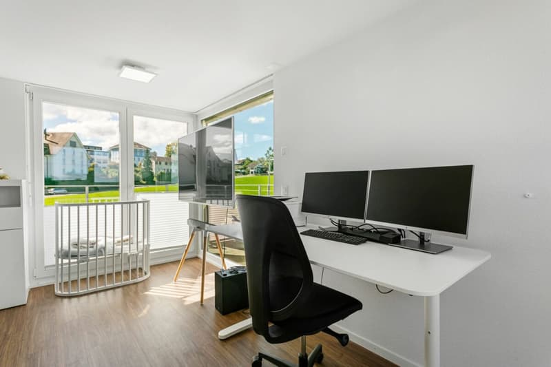 Abitazione familiare moderna con vista sul lago e giardino (20)
