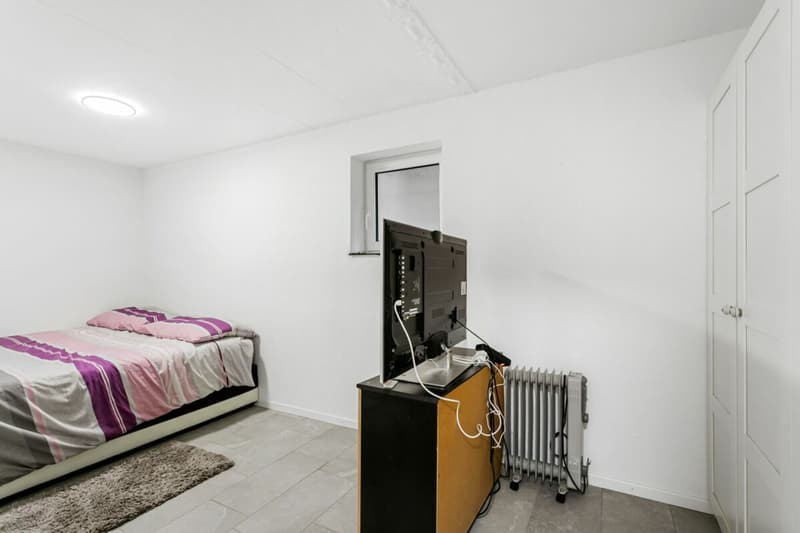 Abitazione familiare moderna con vista sul lago e giardino (25)