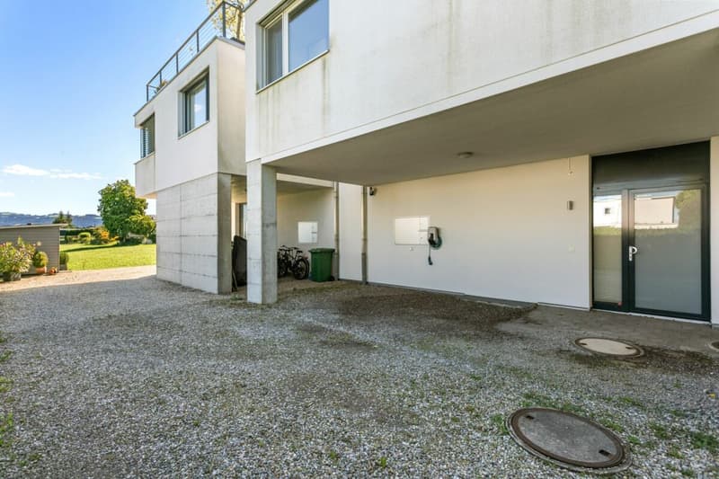 Abitazione familiare moderna con vista sul lago e giardino (30)