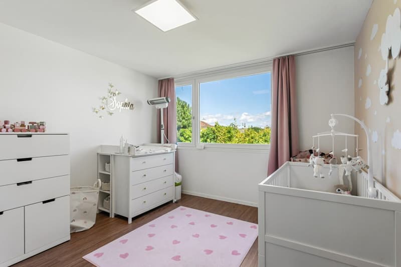Abitazione familiare moderna con vista sul lago e giardino (18)
