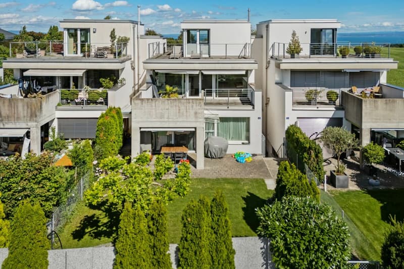 Abitazione familiare moderna con vista sul lago e giardino (2)