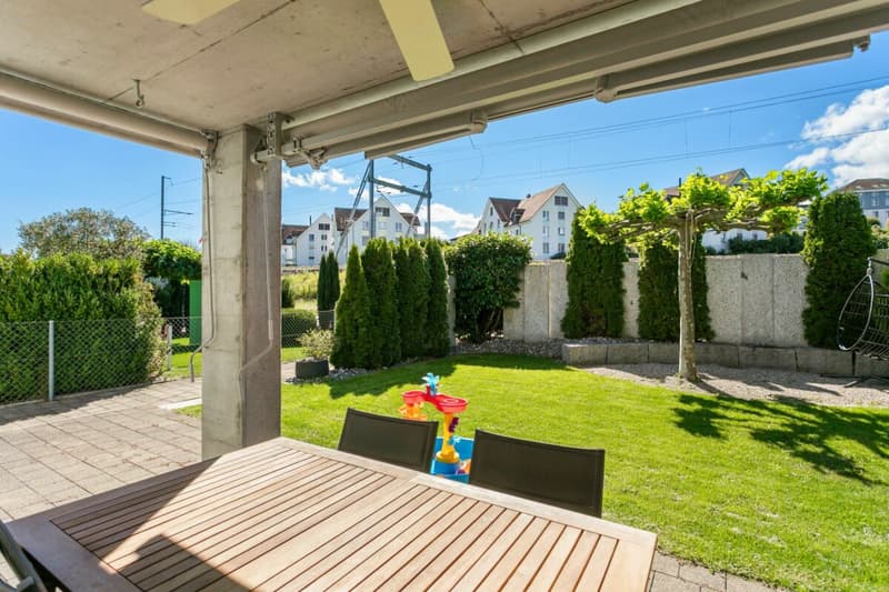 Abitazione familiare moderna con vista sul lago e giardino (12)