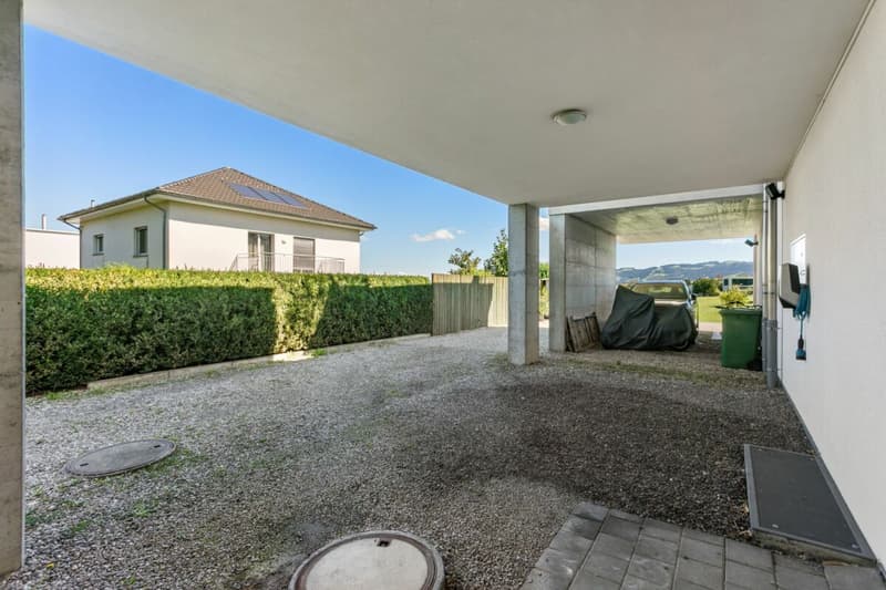 Abitazione familiare moderna con vista sul lago e giardino (31)