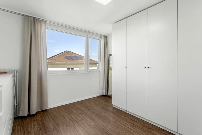 Abitazione familiare moderna con vista sul lago e giardino (17)