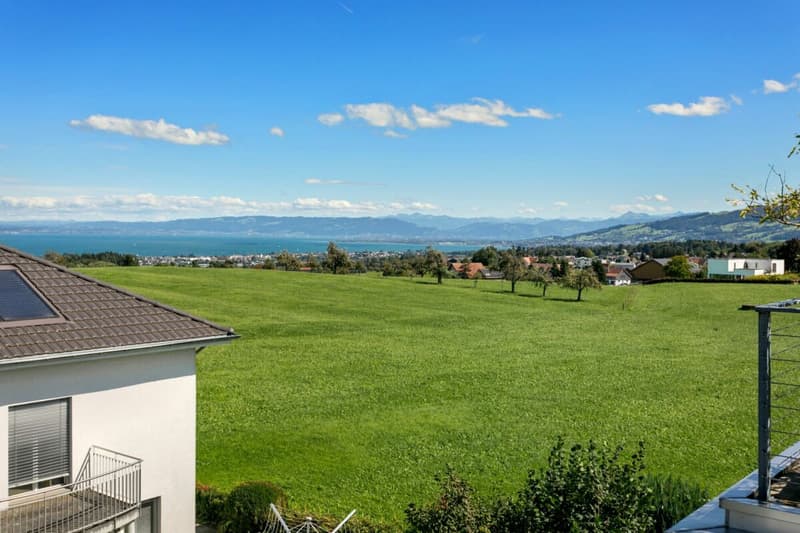 Abitazione familiare moderna con vista sul lago e giardino (21)