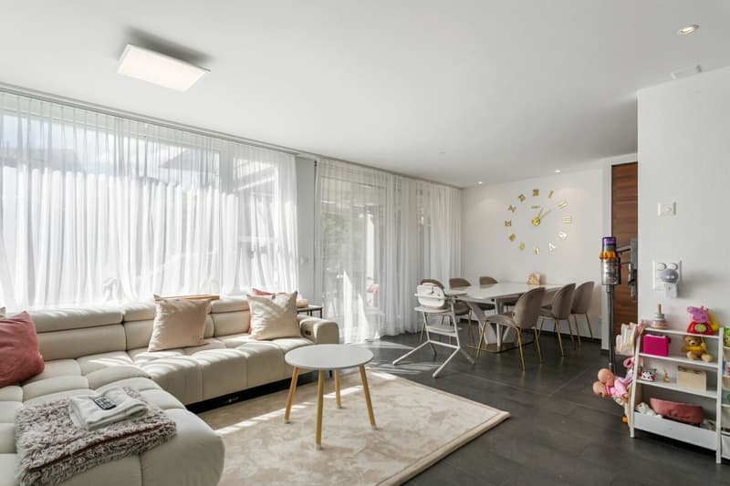 Abitazione familiare moderna con vista sul lago e giardino (9)