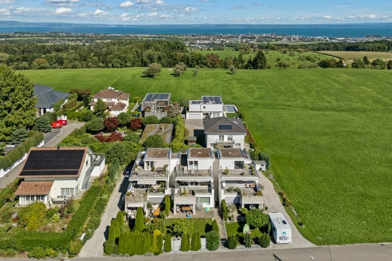 Abitazione familiare moderna con vista sul lago e giardino (3)
