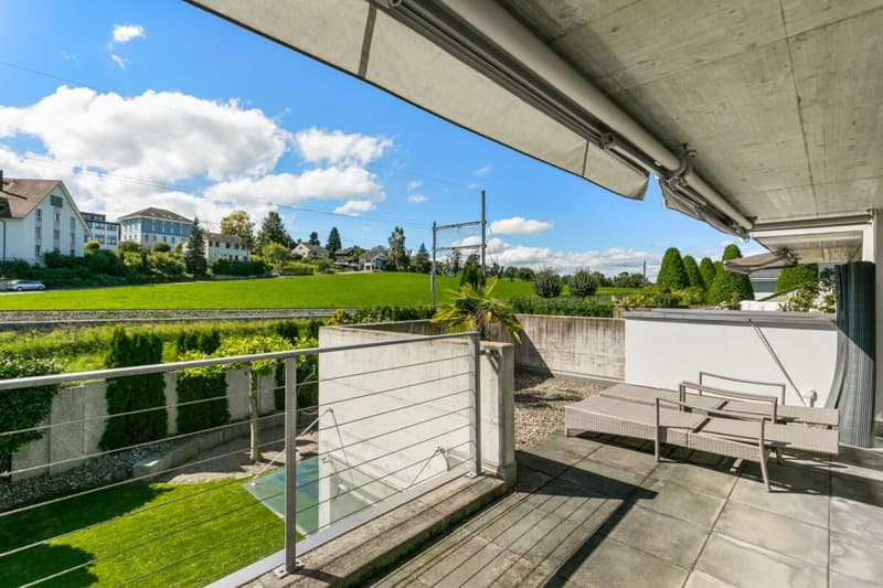 Abitazione familiare moderna con vista sul lago e giardino (29)