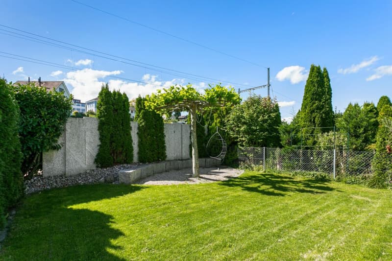 Abitazione familiare moderna con vista sul lago e giardino (10)