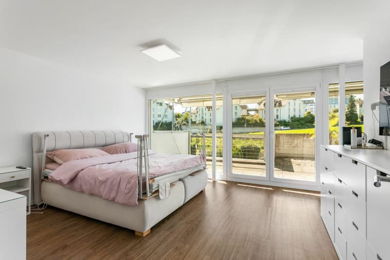 Abitazione familiare moderna con vista sul lago e giardino (13)