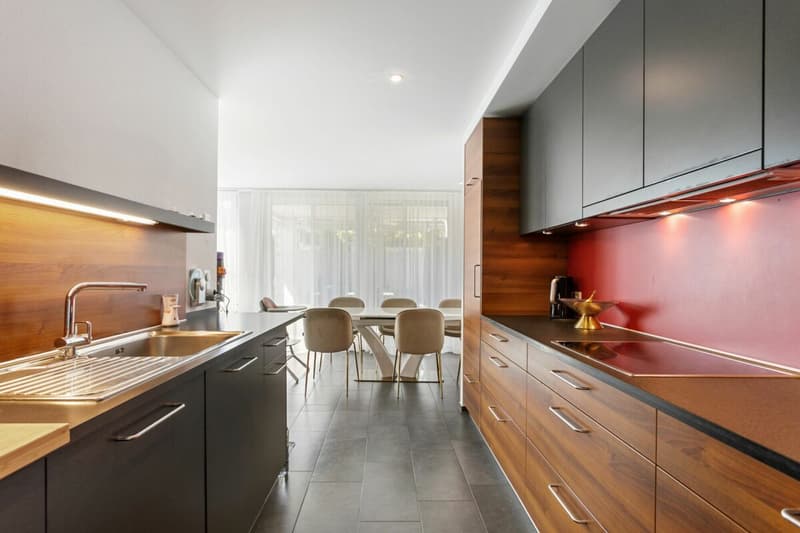 Abitazione familiare moderna con vista sul lago e giardino (5)