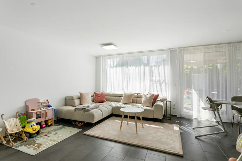 Abitazione familiare moderna con vista sul lago e giardino (8)