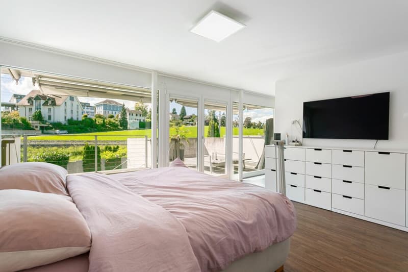 Abitazione familiare moderna con vista sul lago e giardino (14)