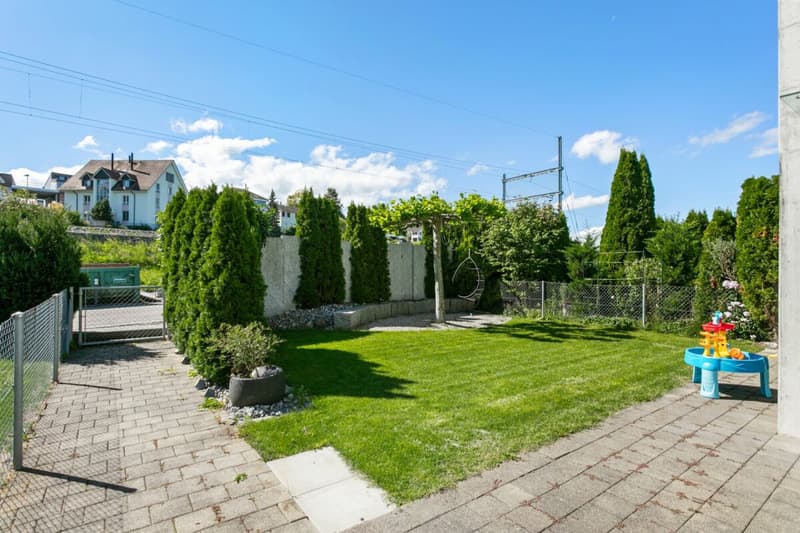 Abitazione familiare moderna con vista sul lago e giardino (11)