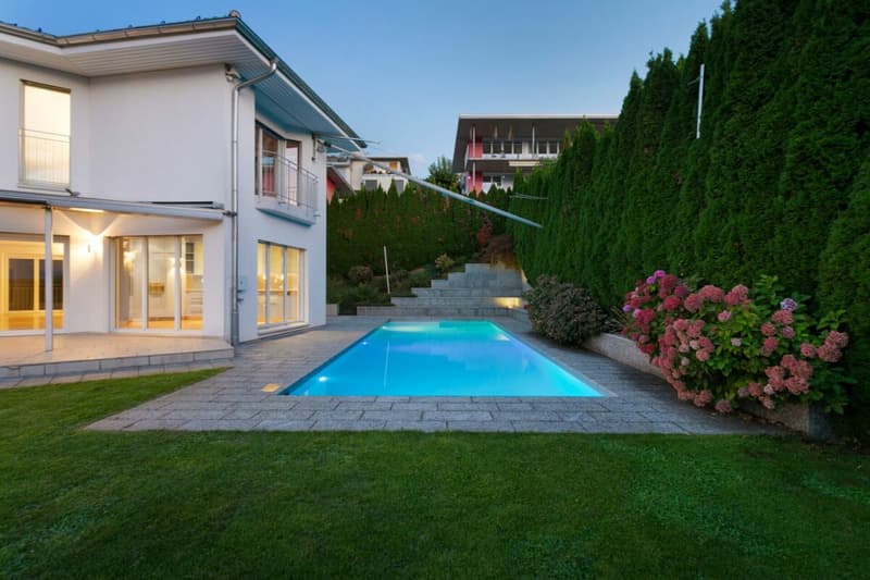 Villa con vista mozzafiato sul lago e piscina all'aperto (3)
