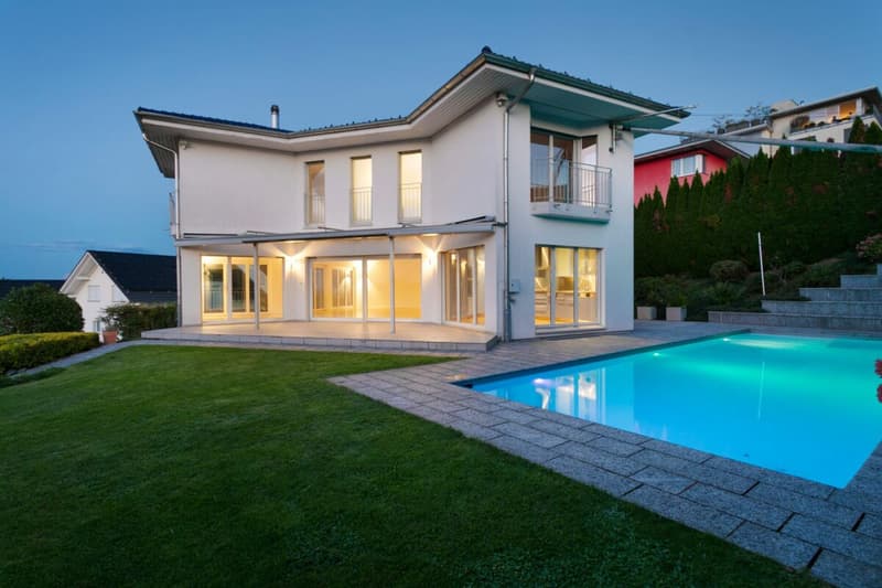 Villa con vista mozzafiato sul lago e piscina all'aperto (2)