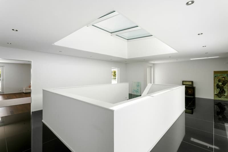 Villa di lusso moderna con grande garage sotterraneo (18)
