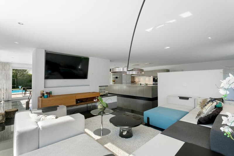 Villa di lusso moderna con grande garage sotterraneo (9)