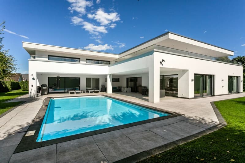 Villa di lusso moderna con grande garage sotterraneo (2)
