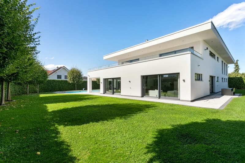 Villa di lusso moderna con grande garage sotterraneo (3)