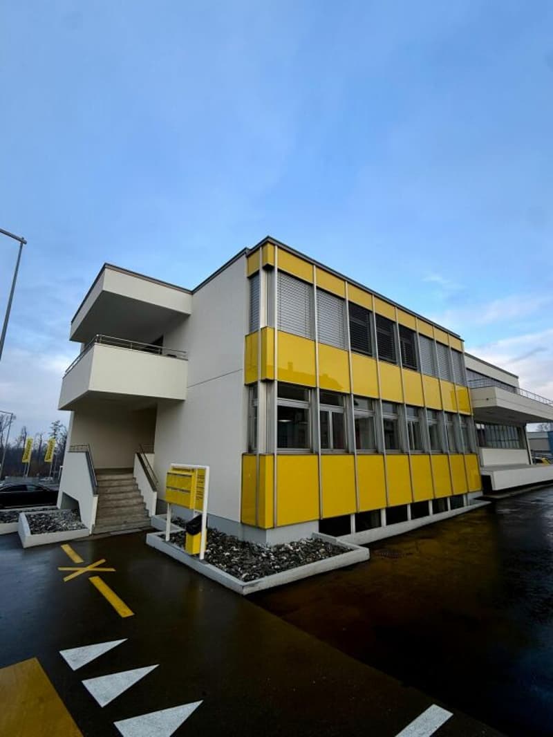 Bright office / commercial space with flexible room layout (1)