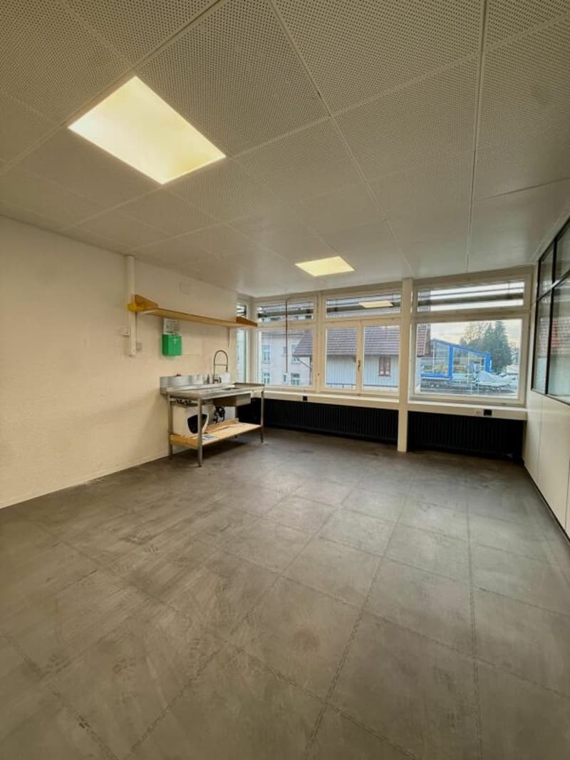 Bright office / commercial space with flexible room layout (6)