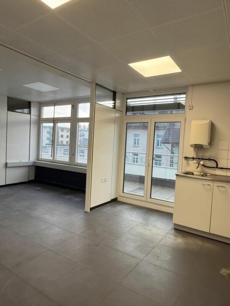 Bright office / commercial space with flexible room layout (4)