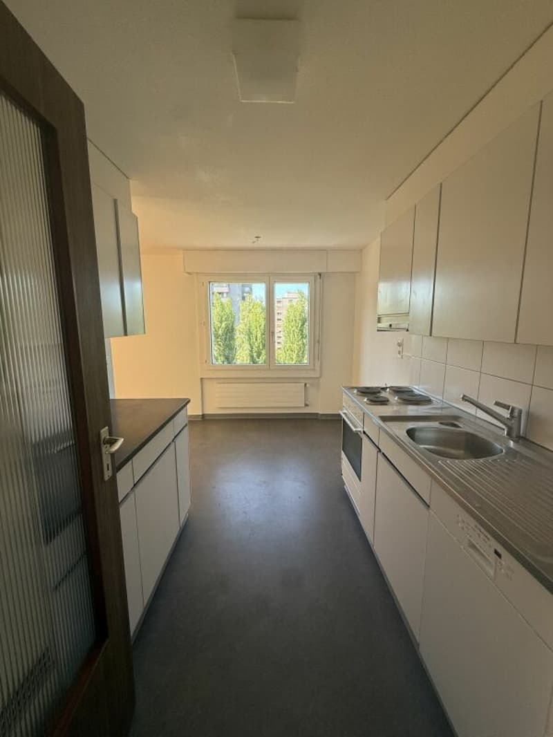 Grosszügige 5.5-Zimmerwohnung an zentraler Lage (12)