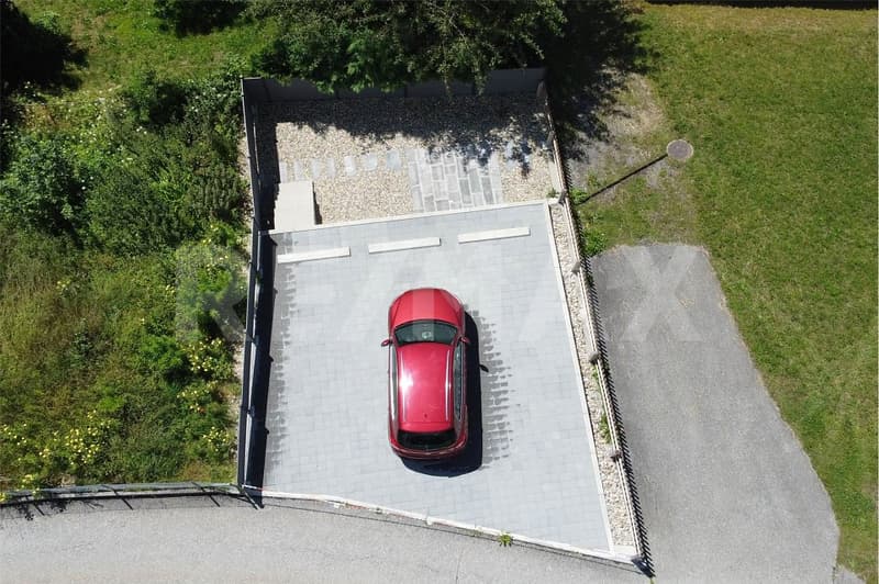 4 Zimmerwohnung und separate Parzelle mit 3 Parkplätzen (10)