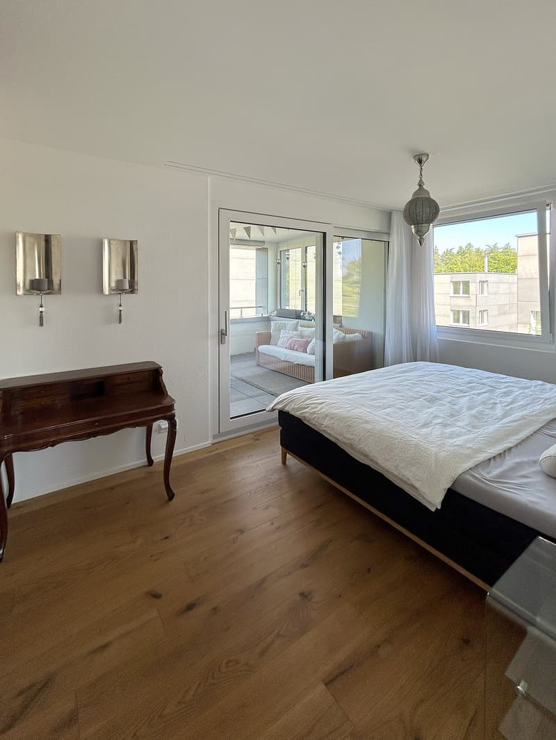Schlafzimmer mit direktem Zugang zur Loggia