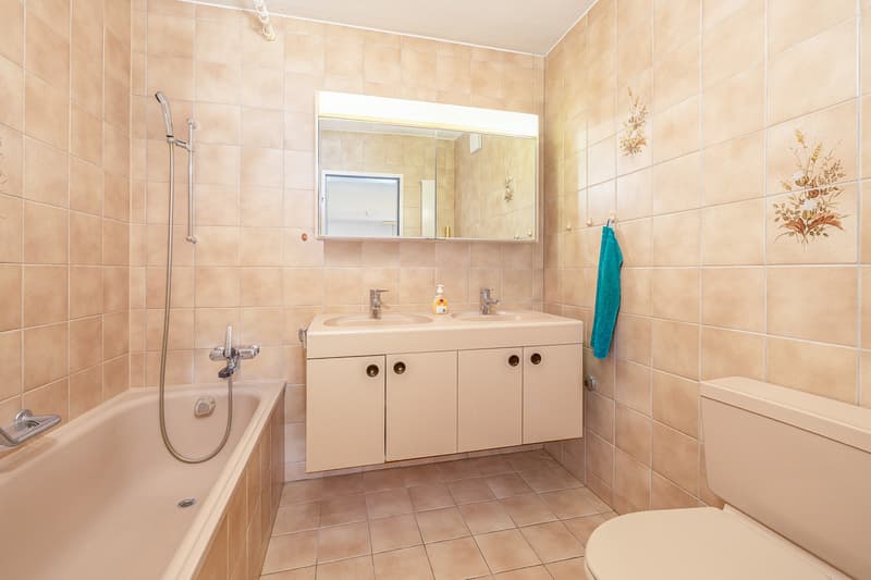 Nasszelle mit Badewanne