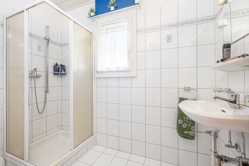 Nasszelle mit Dusche im Erdgeschoss