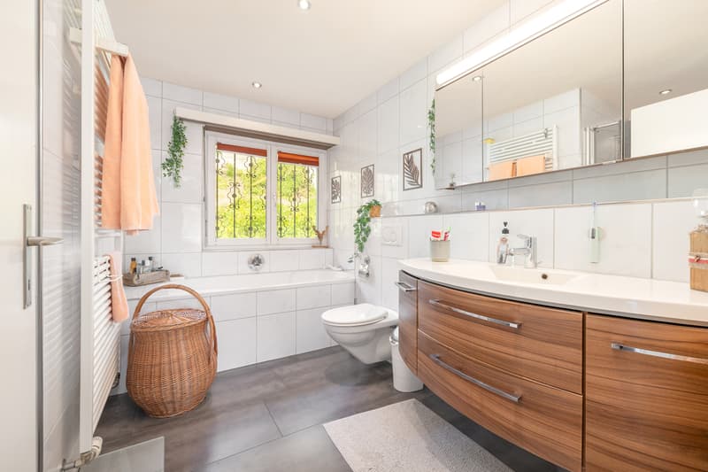 Nasszelle mit Badewanne und Dusche