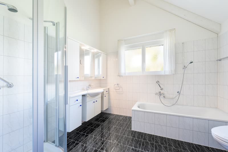 Nasszelle mit Badewanne und Dusche im Dachgeschoss