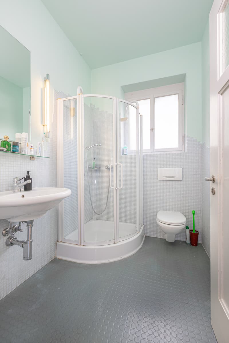 Badezimmer mit Dusche