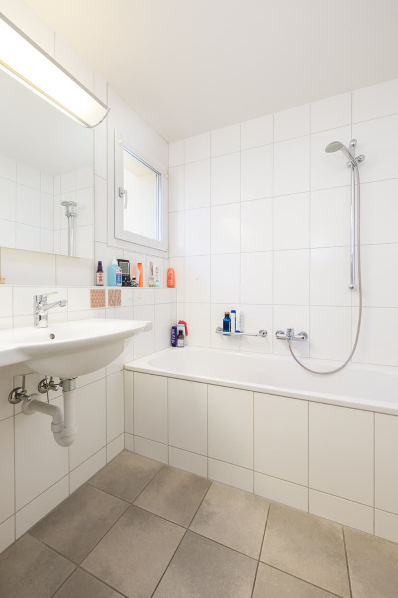Nasszelle mit Badewanne im Obergeschoss