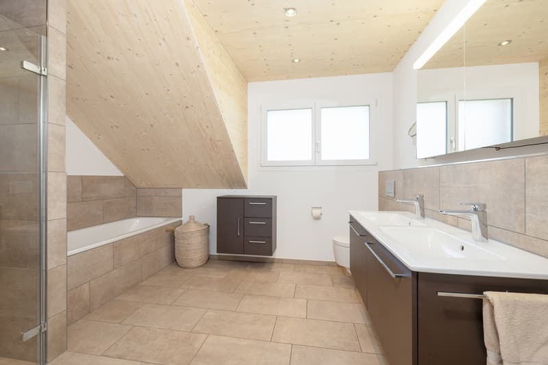 Nasszelle mit Dusche und Badewanne im 1. Dachgeschoss