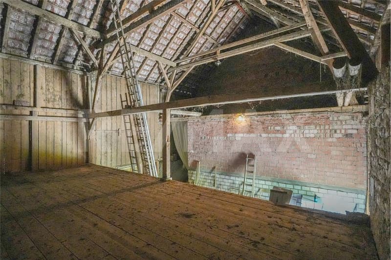 Grosszügiges, bewohnbares Bauernhaus mit separater Baulandreserve (12)