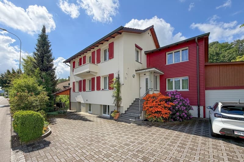 Einfamilienhaus mit Einliegerwohnung und grosser Gartenanlage (1)
