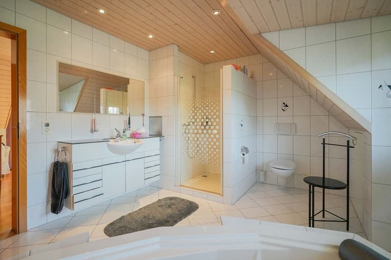 Repräsentative 7.5 Zimmer-Landhaus-Villa an bester Lage (11)