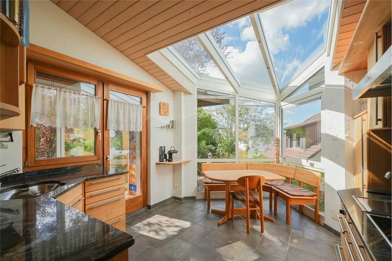 Ruhig wohnen am Bauzonenrand: 7.5 Zimmer-Wohnhaus mit 3 Garagen (5)